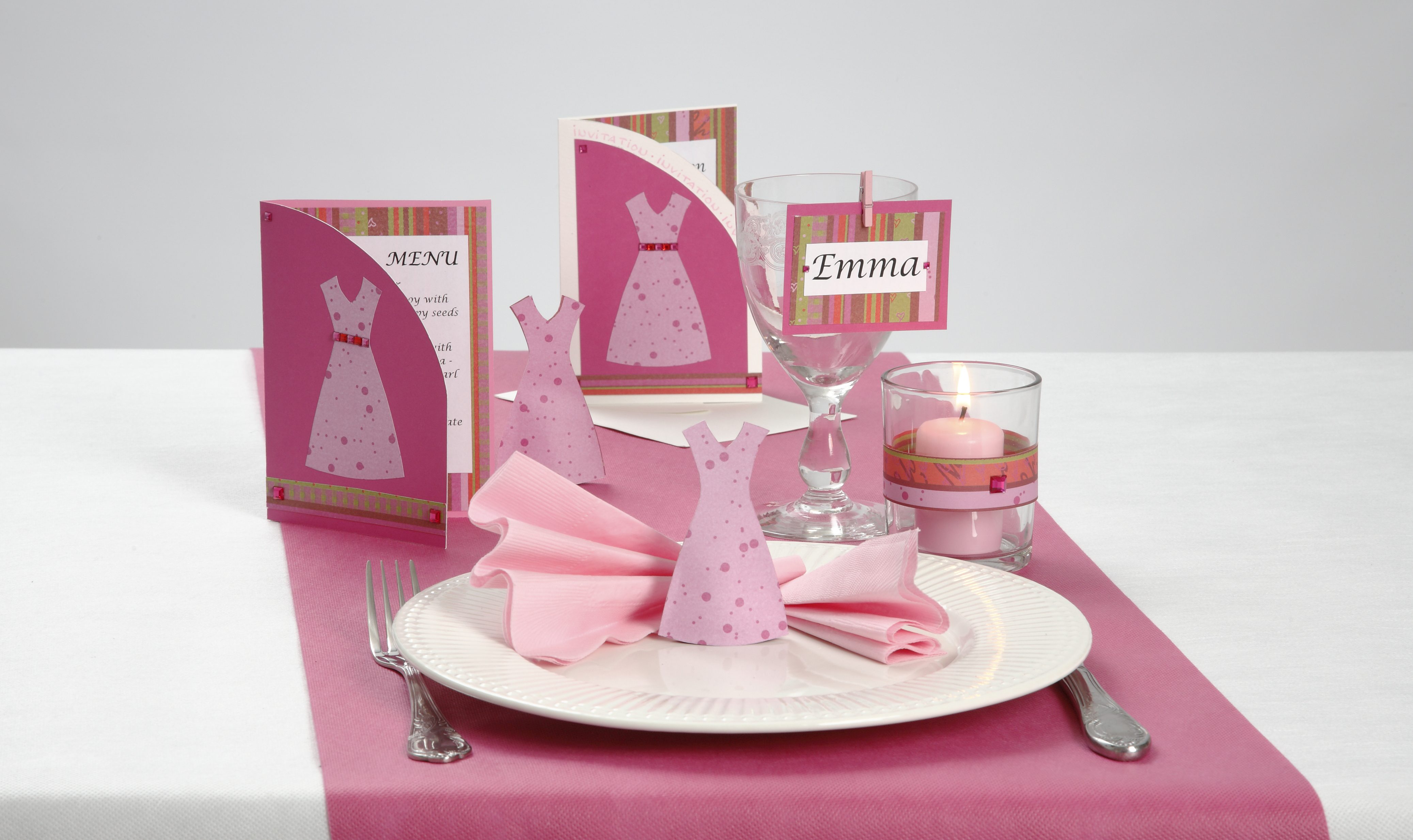 Konfirmation: Inbjudningskort och bordsdekorationer med klänningar i rosa