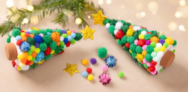 Hemmaggjord juldekoration gjord av pompoms