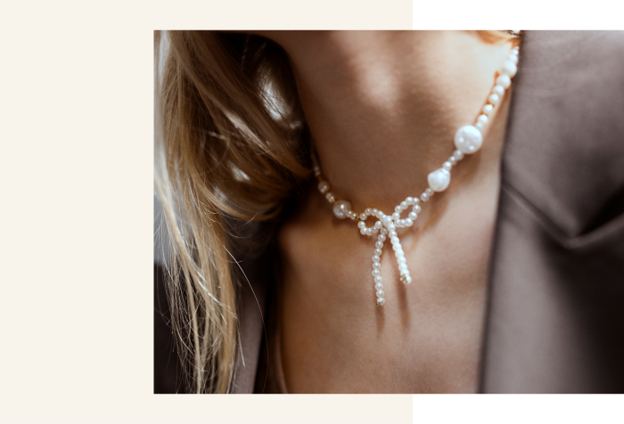 Halsband av små pärlor