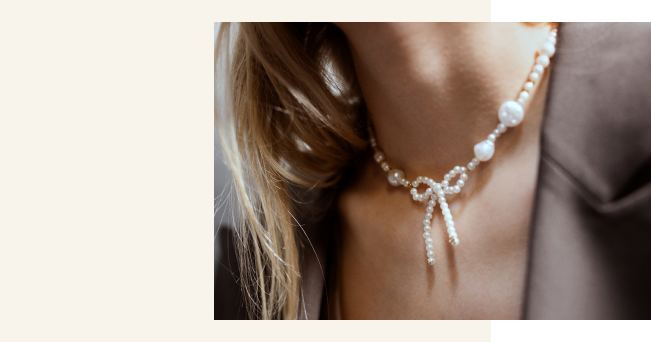 Halsband av små pärlor