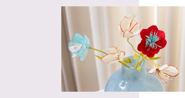 Crepe blommor i vas