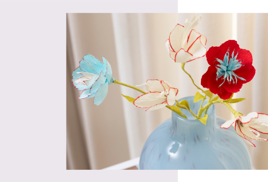 Crepe blommor i vas