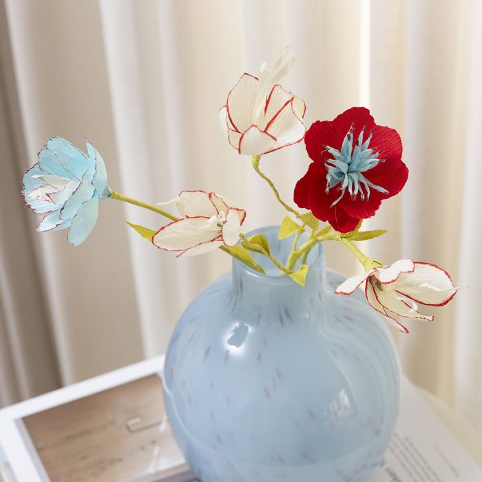 Kräppappersblommor dekorerade med tuschpennor