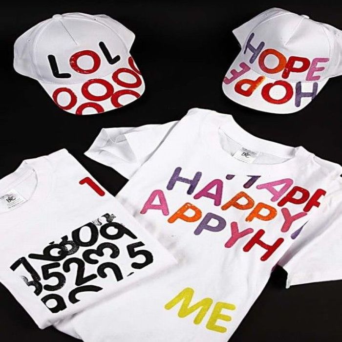 Kepsar och T-shirts med bokstavstryck