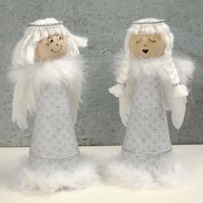 Änglar av käglor med filt och fjädrar