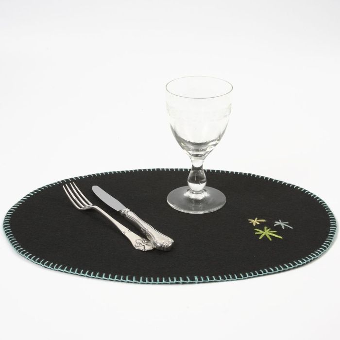 Broderat bordsunderlägg av hobbyfilt