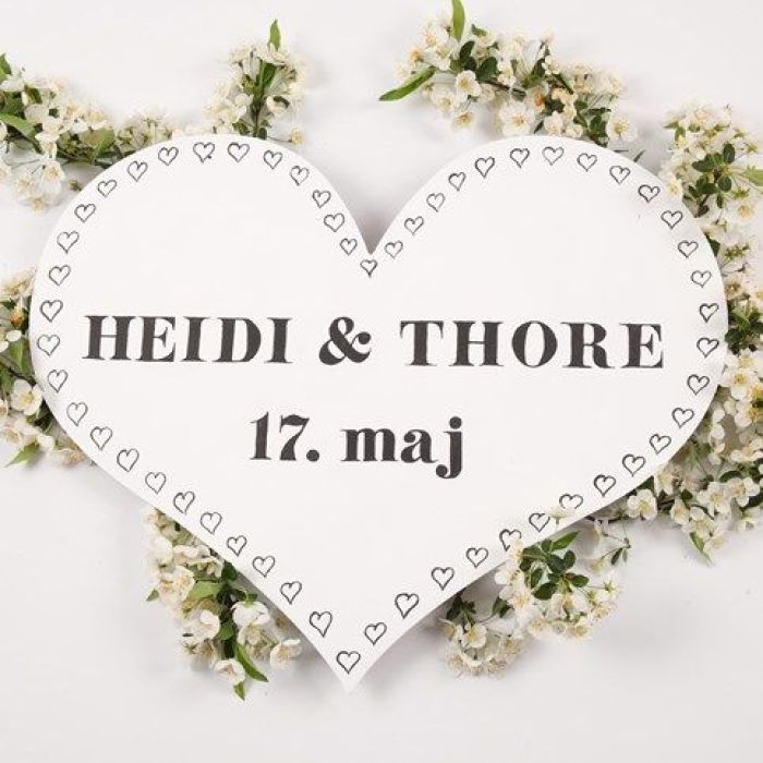 Målat och dekorerat hjärta som skylt till blomsterbåge