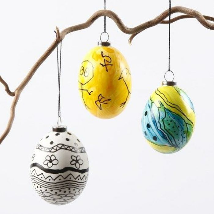 Naturägg med glasfärg och svart grafik