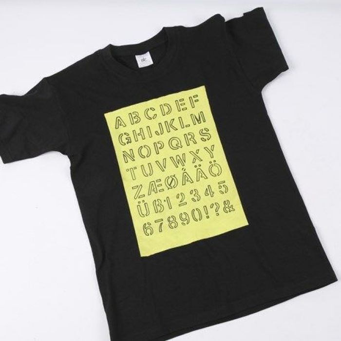 T-shirt med alfabetet i målat fält