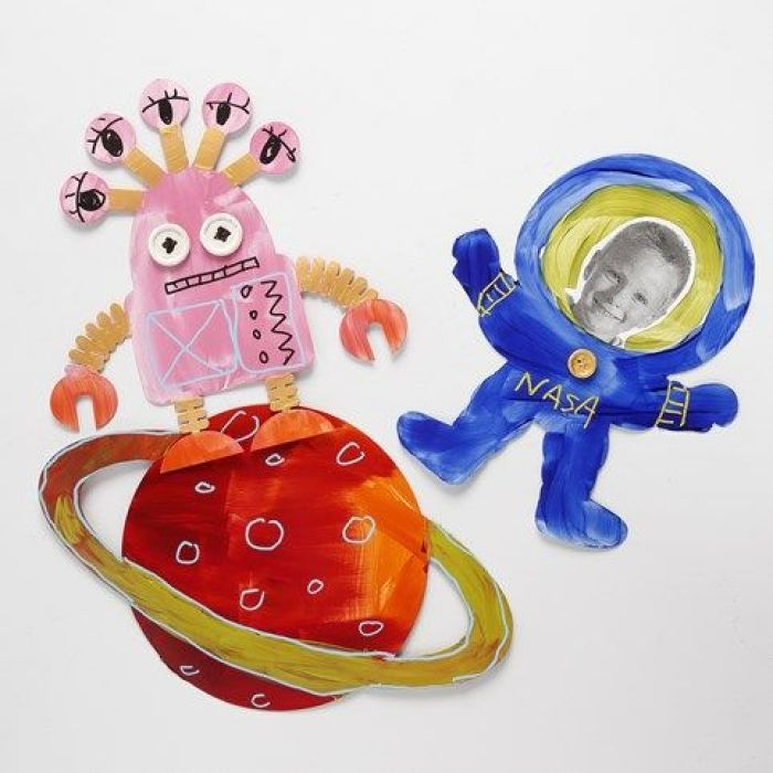 Planet, utomjordning och astronaut av utstansad kartong
