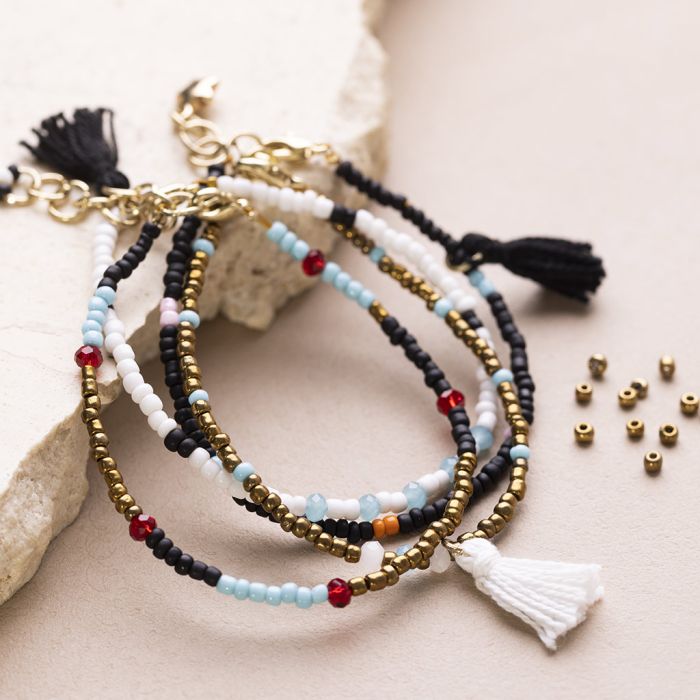 Armband av rocaipärlor, facettpärlor och tofsar