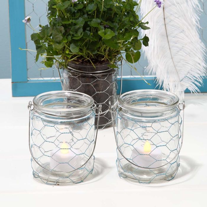Ljusglas med ett bälte av färgad hönsnät