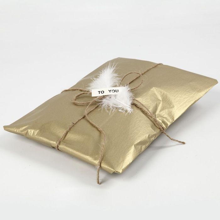 Presentinslagning med silkespapper i guld