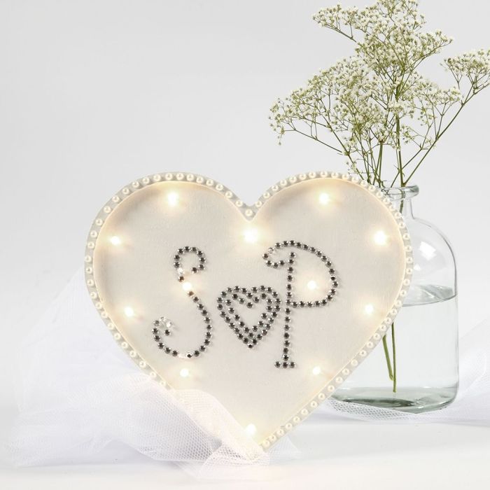 Ljusbox som hjärta dekorerad med rhinestones och halvpärlor.