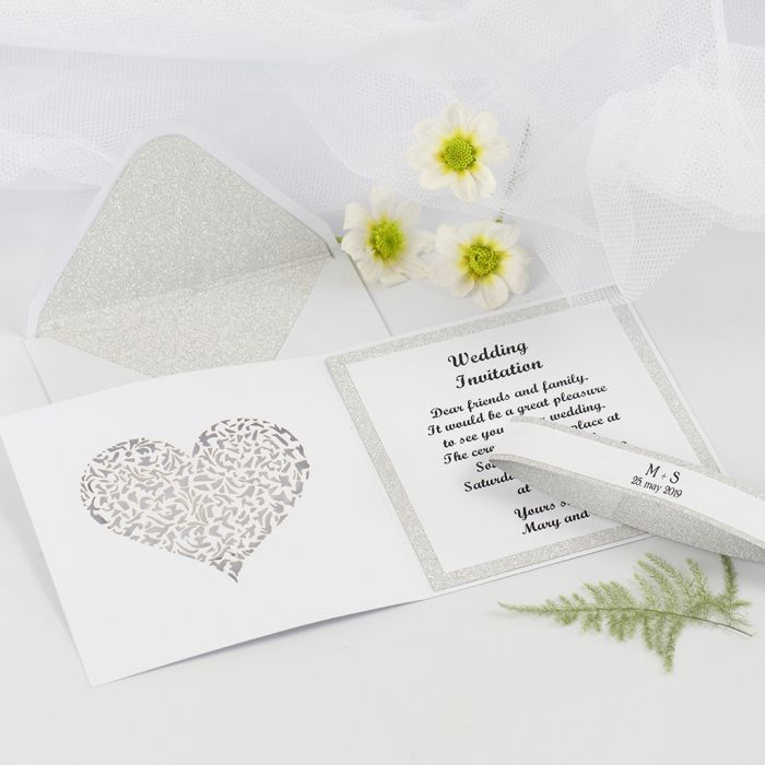 Kort och kuvert till bröllopsinbjudning dekorerade med designpapper