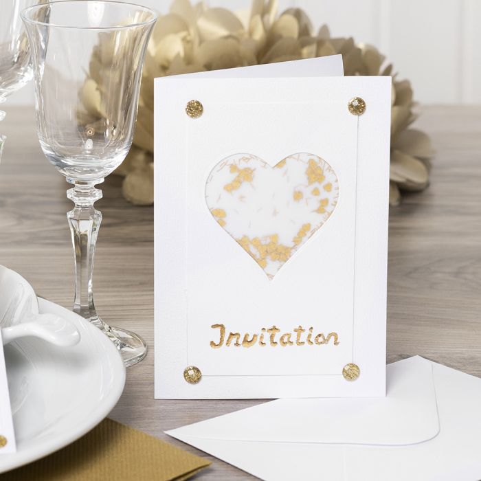 Inbjudningskort dekorerade med hjärta av pergamentpapper, glitter, rhinestones och dekorationsfolie.