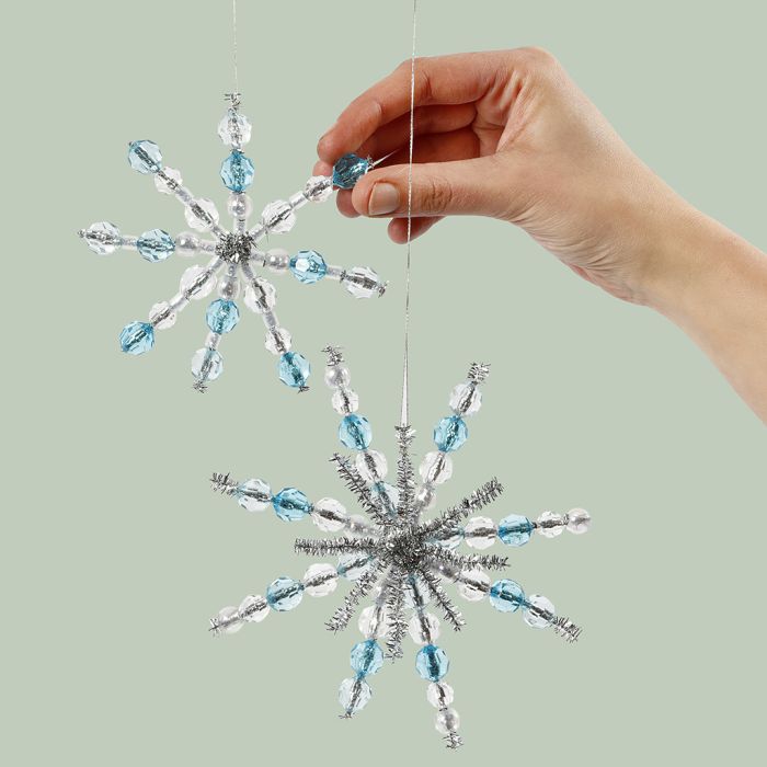 Snöflinga av piprensare och pärlor