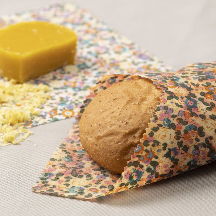 Återanvändningsbar bivaxduk i patchworkdesign till matsäcksmackan