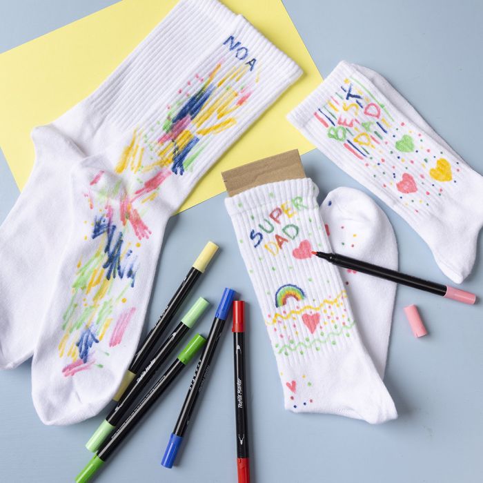 Personliga strumpor dekorerade med textilpennor