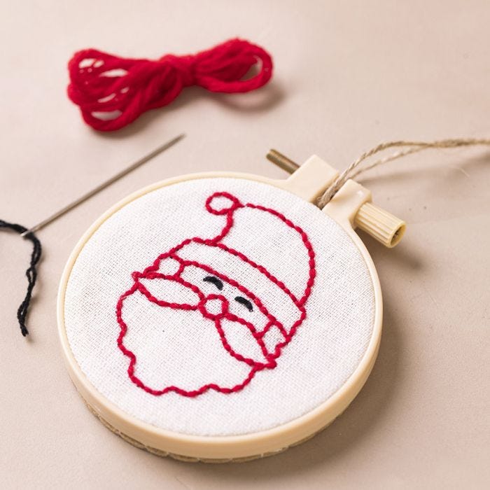 Broderbåge med broderad jultomte
