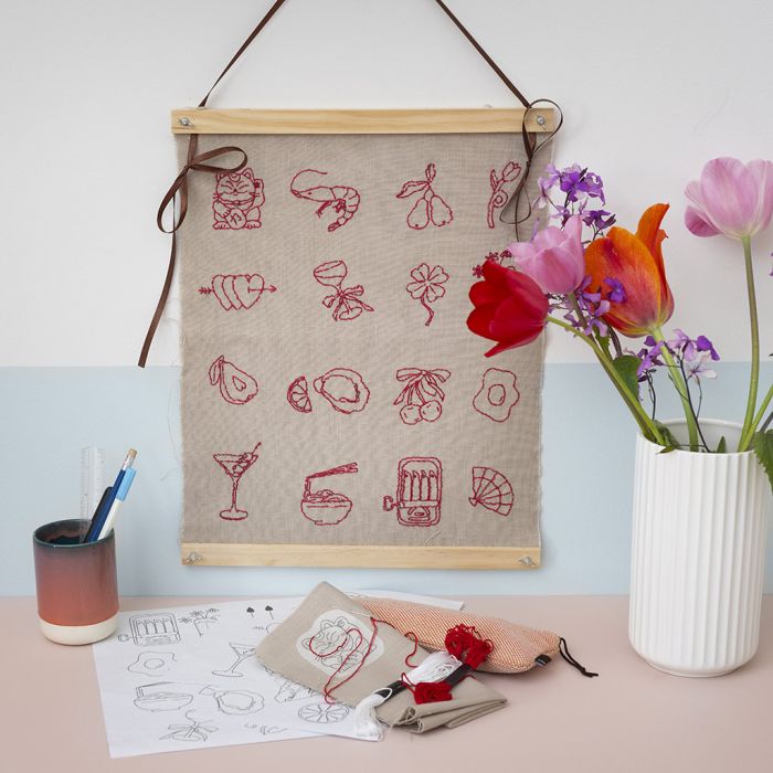 Vägghängare med broderade motiv