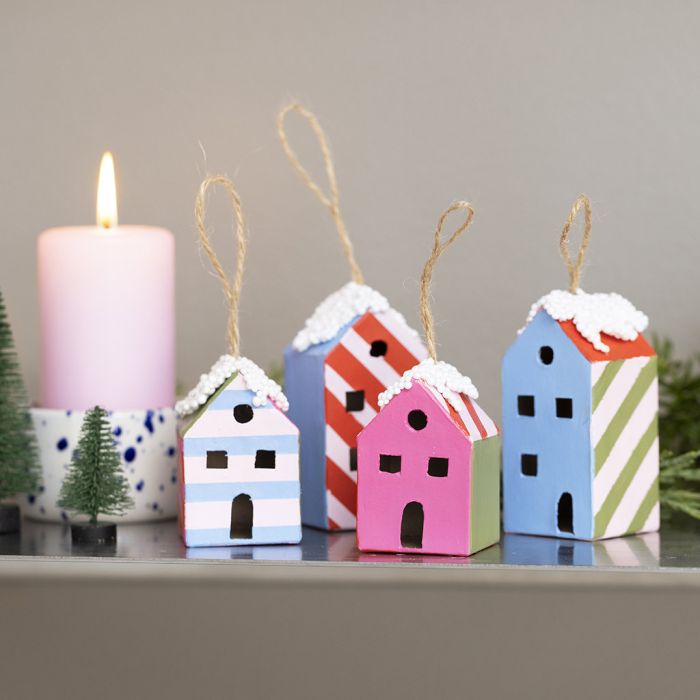 Hus målade med grafiska mönster