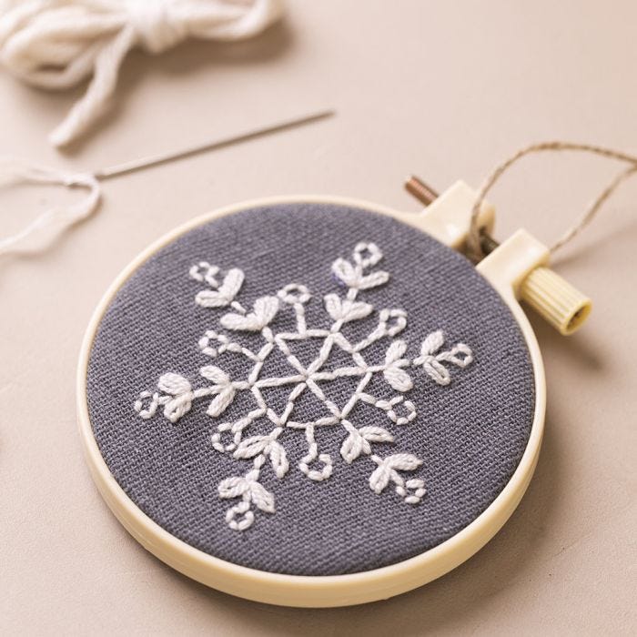 Broderbåge med broderad snöflinga