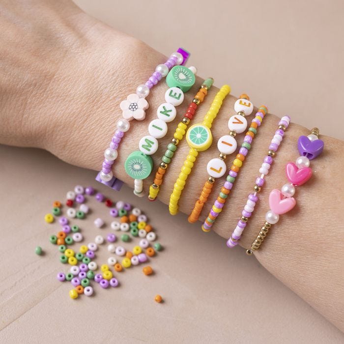 Armband med rocaillepärlor, bokstavspärlor och formade träpärlor