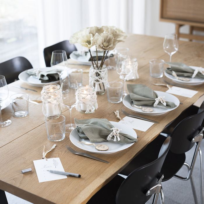 Bordsdukning i naturliga färger