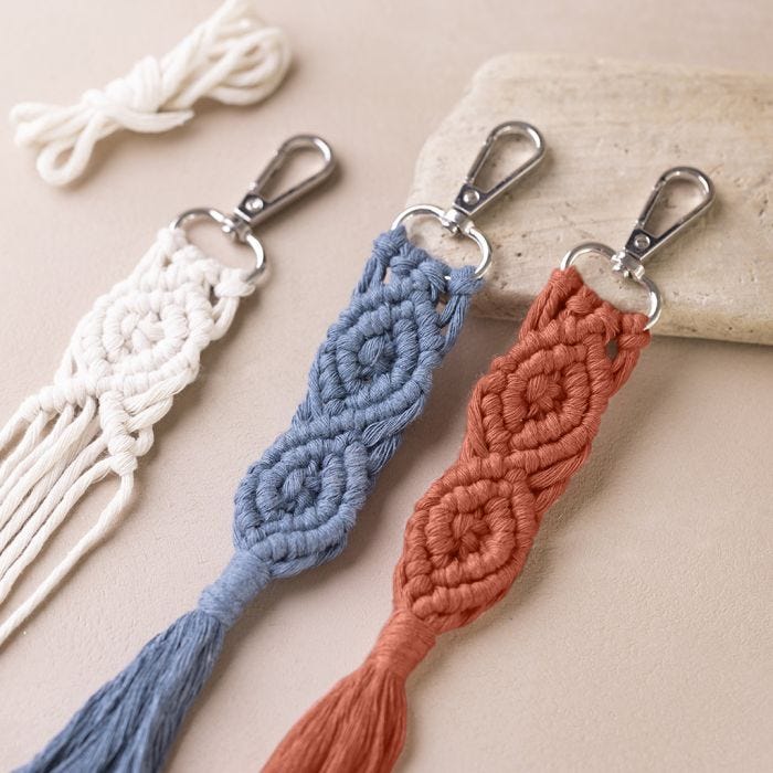 Nyckelring eller väskdekoration i macramé