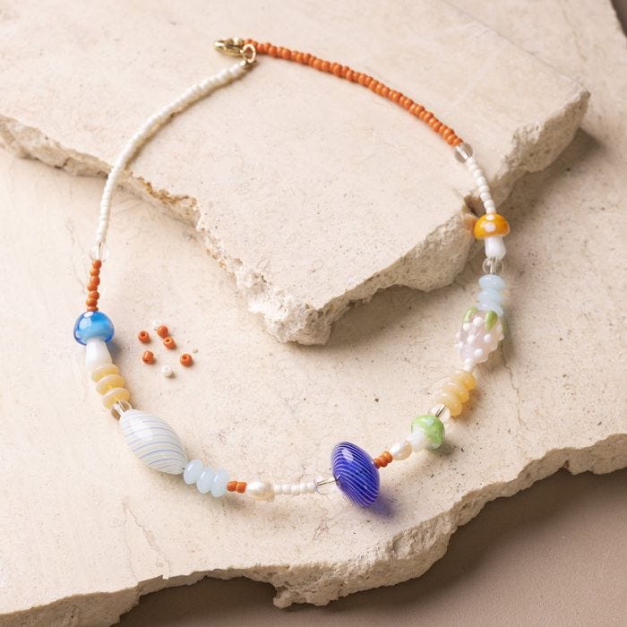Halsband med stora och färgglada glaspärlor