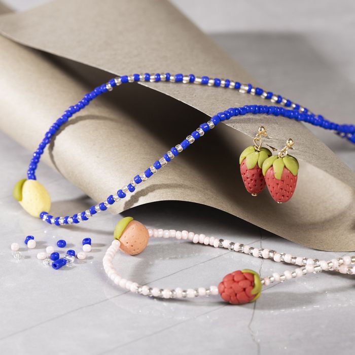 Halsband och örhängen med fruktpärlor utav smyckeslera