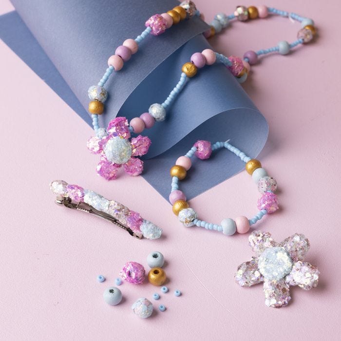 Barnsmycken med pärlor och glitter clay