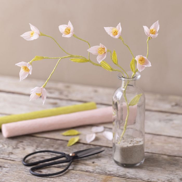 Körsbärskvist av kräppapper