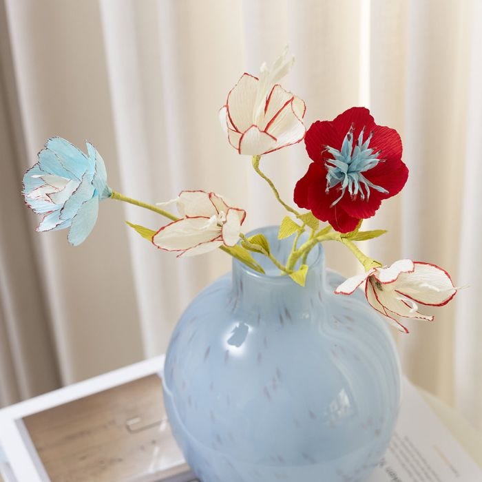Kräppappersblommor dekorerade med tuschpennor