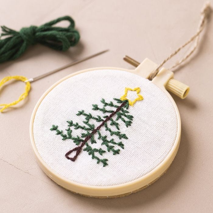 Broderbåge med broderad julgran