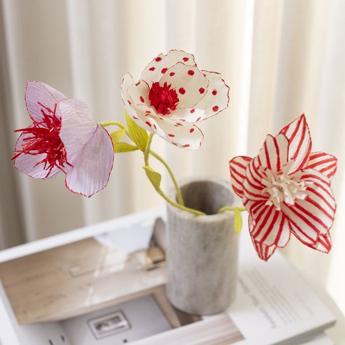 Kräppappersblommor dekorerade med Kreativ Multi Tusch
