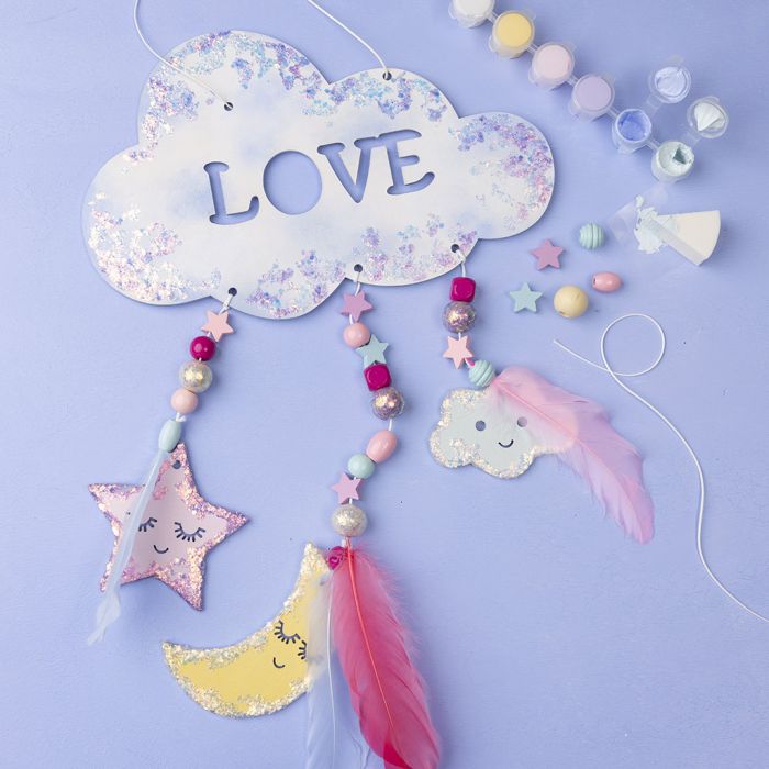 Glittrande mobil med moln, måne och stjärna