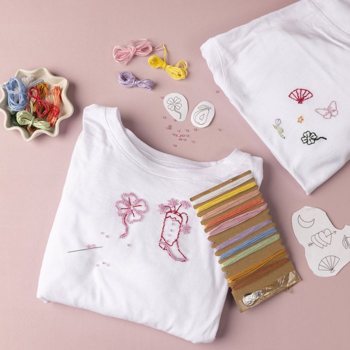 T-shirt dekorerad med broderi och pärlor