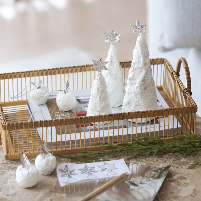 Julgranar och äpplen med pappersmassa och silverdekorationer