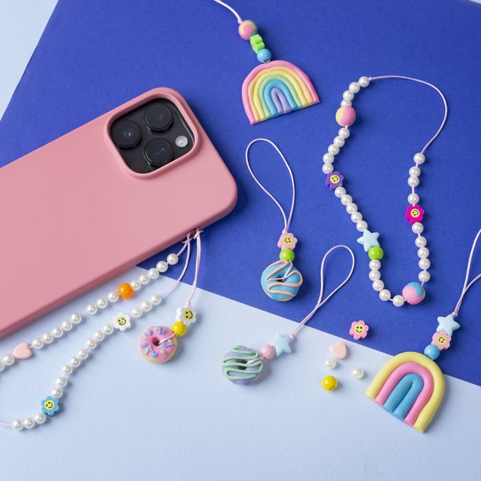 Mobilcharms av pärlor och figurer