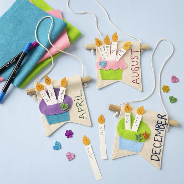 Födelsedagsbanner med tårtor och ljus