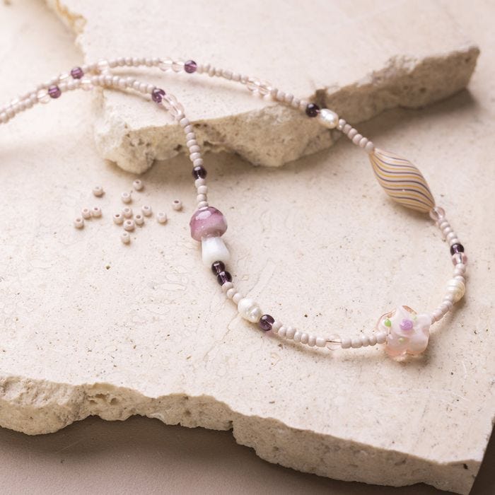 Halsband med stora rosa glaspärlor