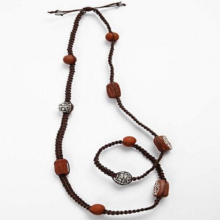 Knutet halsband med keramik