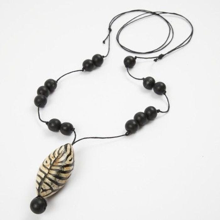 Halsband med buffelhornspärla