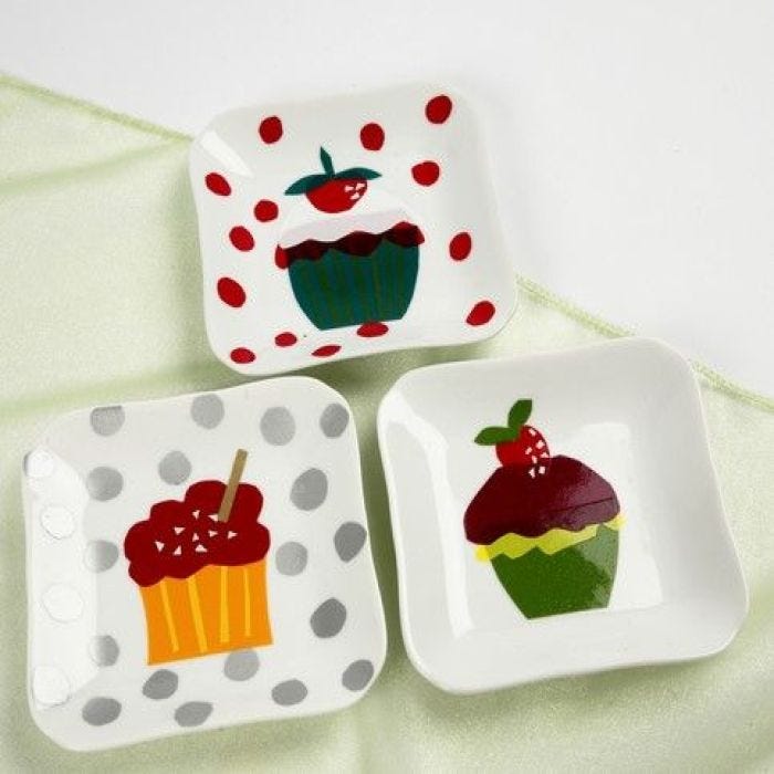 Dessertassietter dekorerade med cupcakes