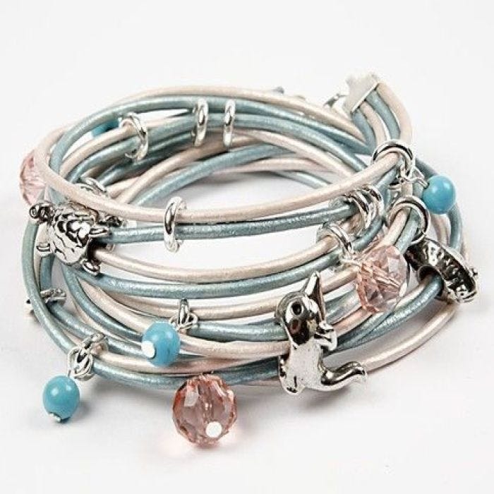 Läderarmband med berlocker