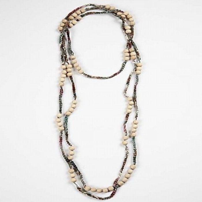Halsband av färgat silkesgarn