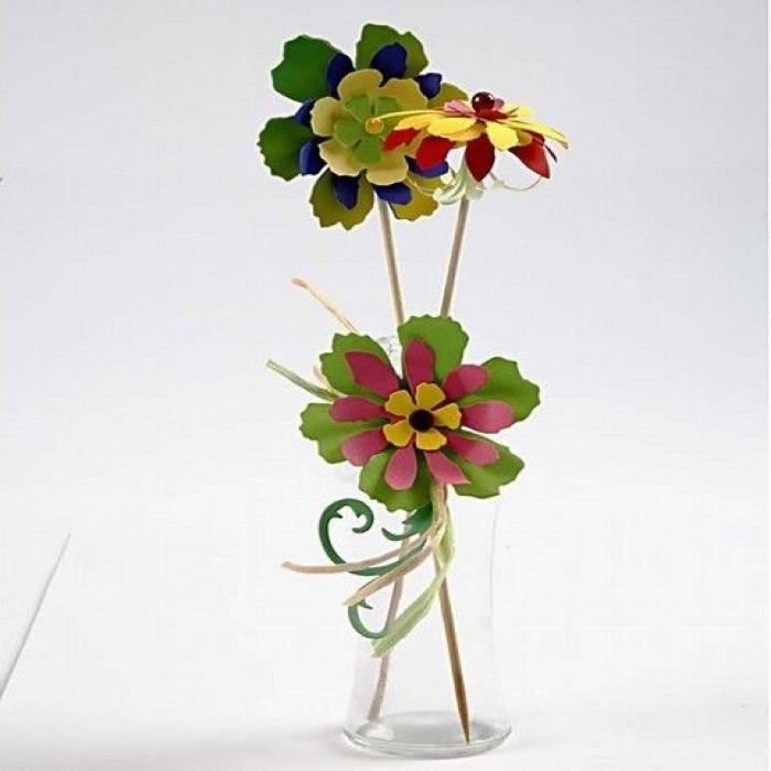 Låtsasblommor i glasvas