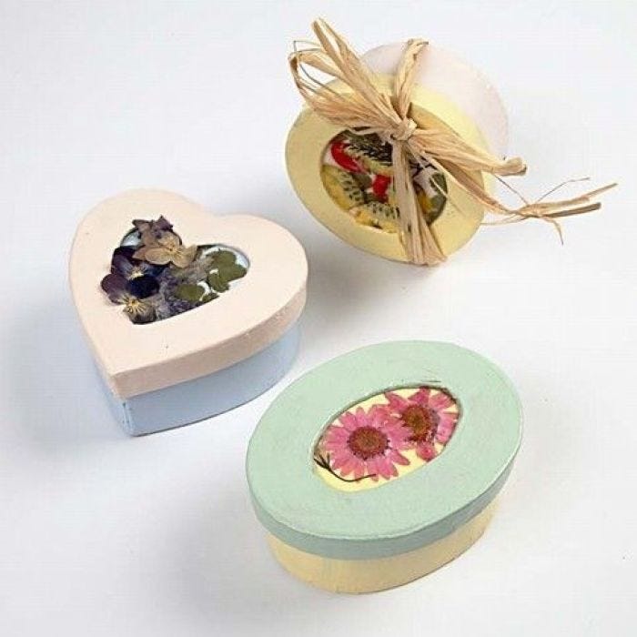 Askar och grytunderlägg med pressade blommor